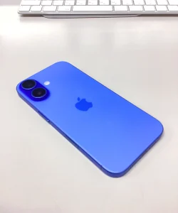 iPhone16 マリンブルー